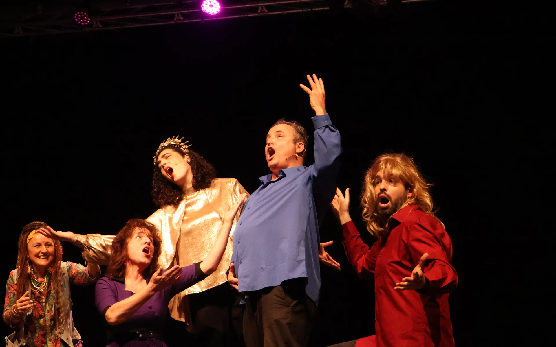 Elenco de Kala compartiendo escena