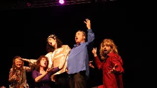 Elenco de Kala compartiendo escena