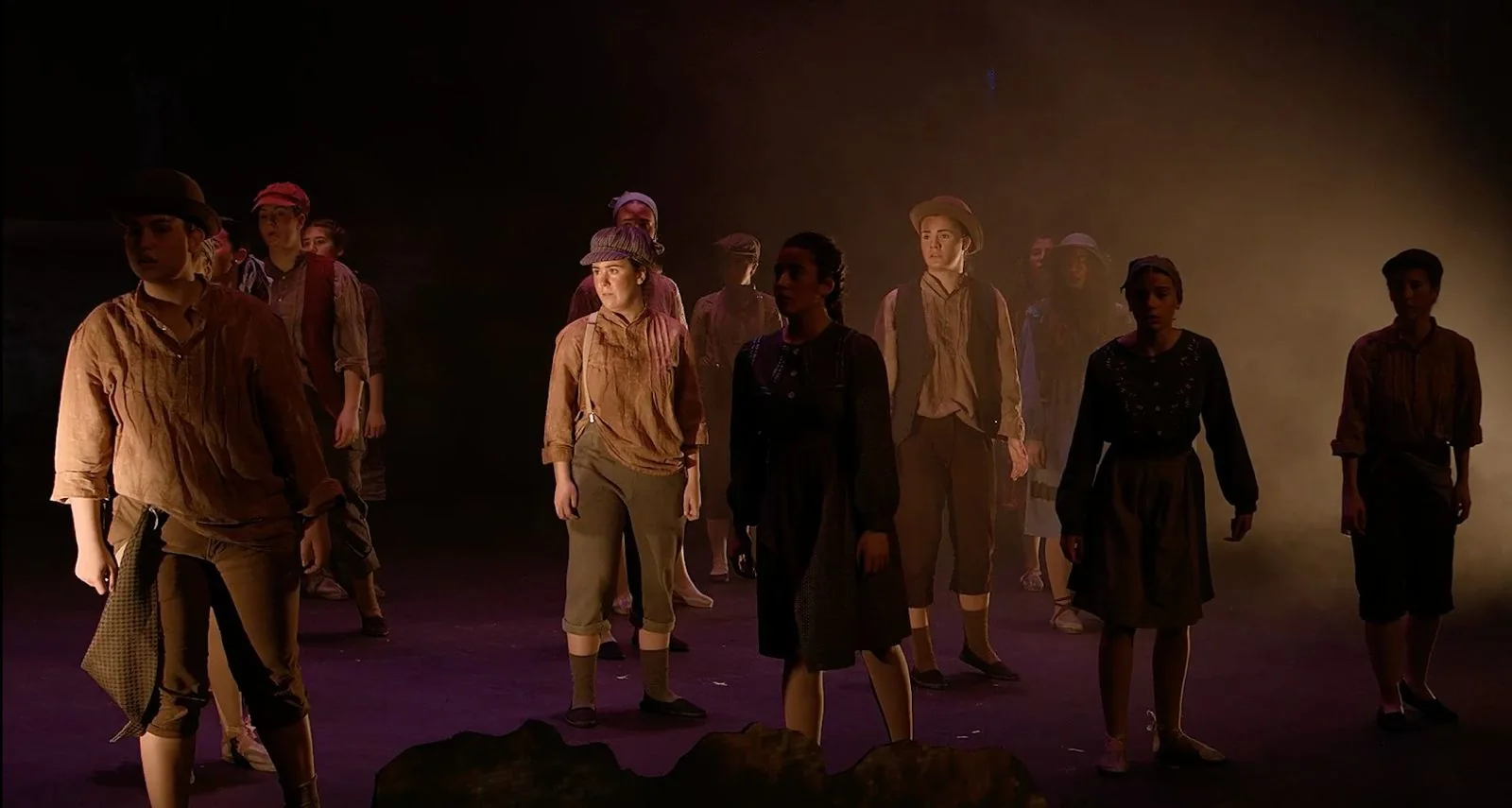El elenco infantil interpreta una escena de El Gigante Egoísta