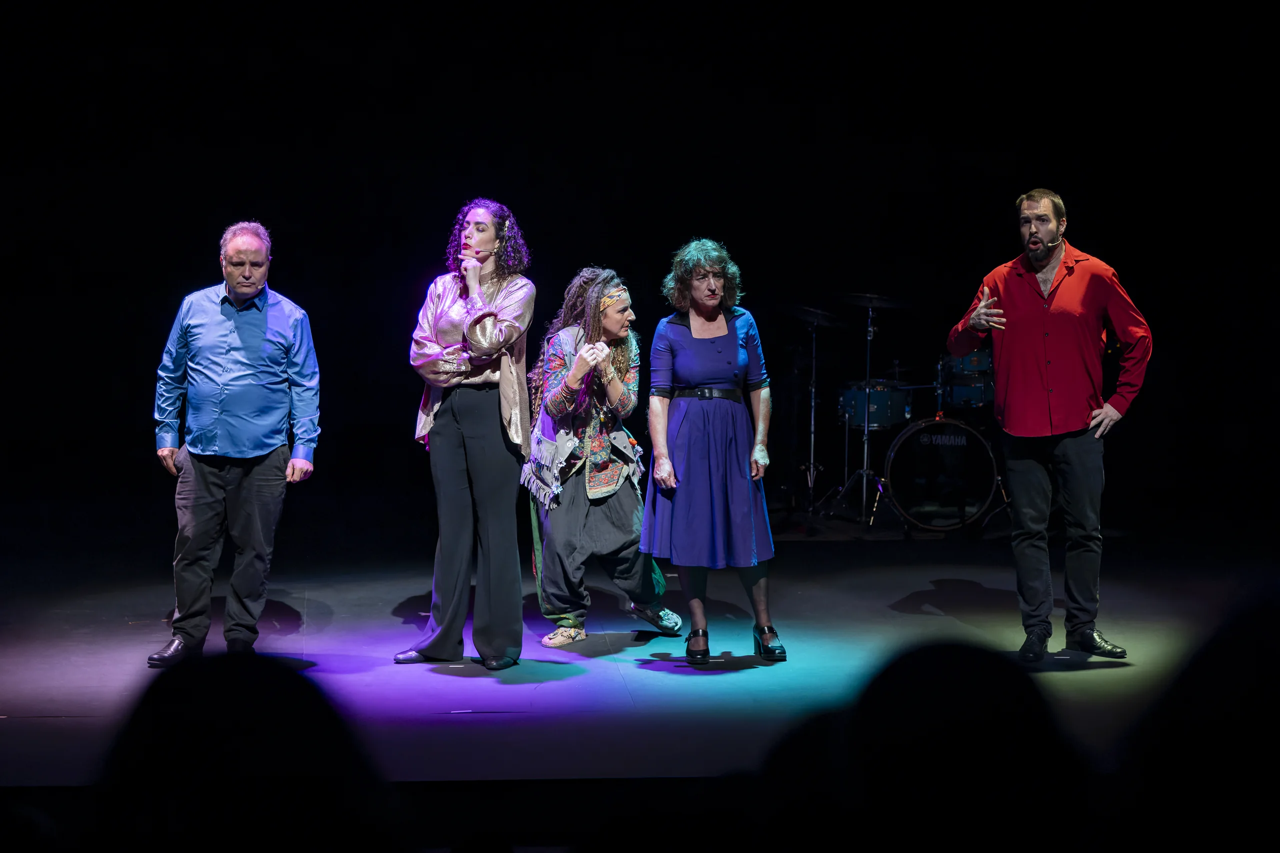 El elenco de Kala, la gurú del pop, reunido bajo la luz del escenario