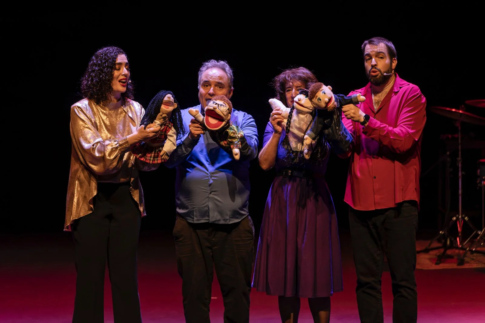 Cuatro integrantes de Metamorfosis cantan juntos en escena