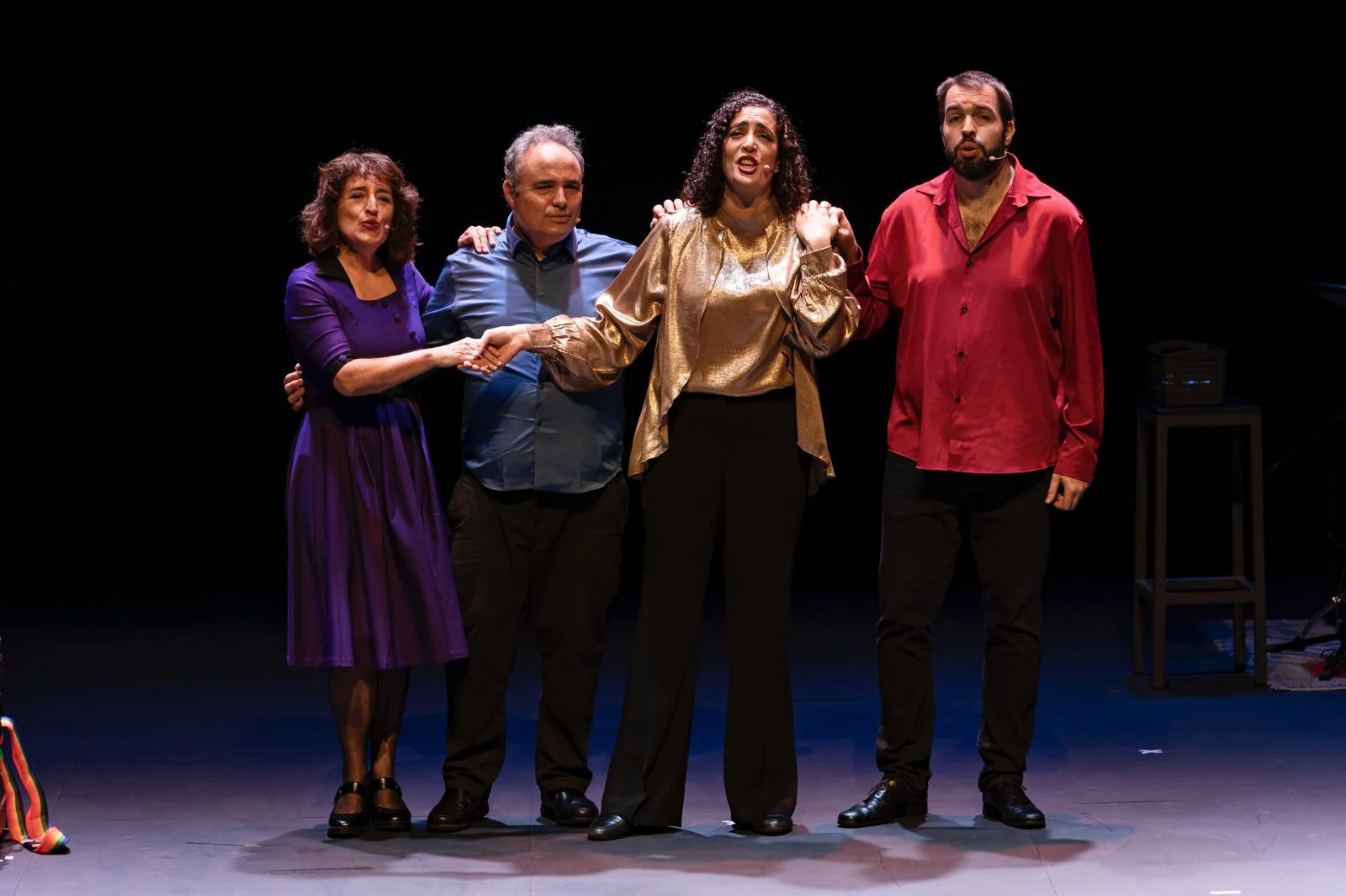 Cinco integrantes de Metamorfosis cantan juntos en escena