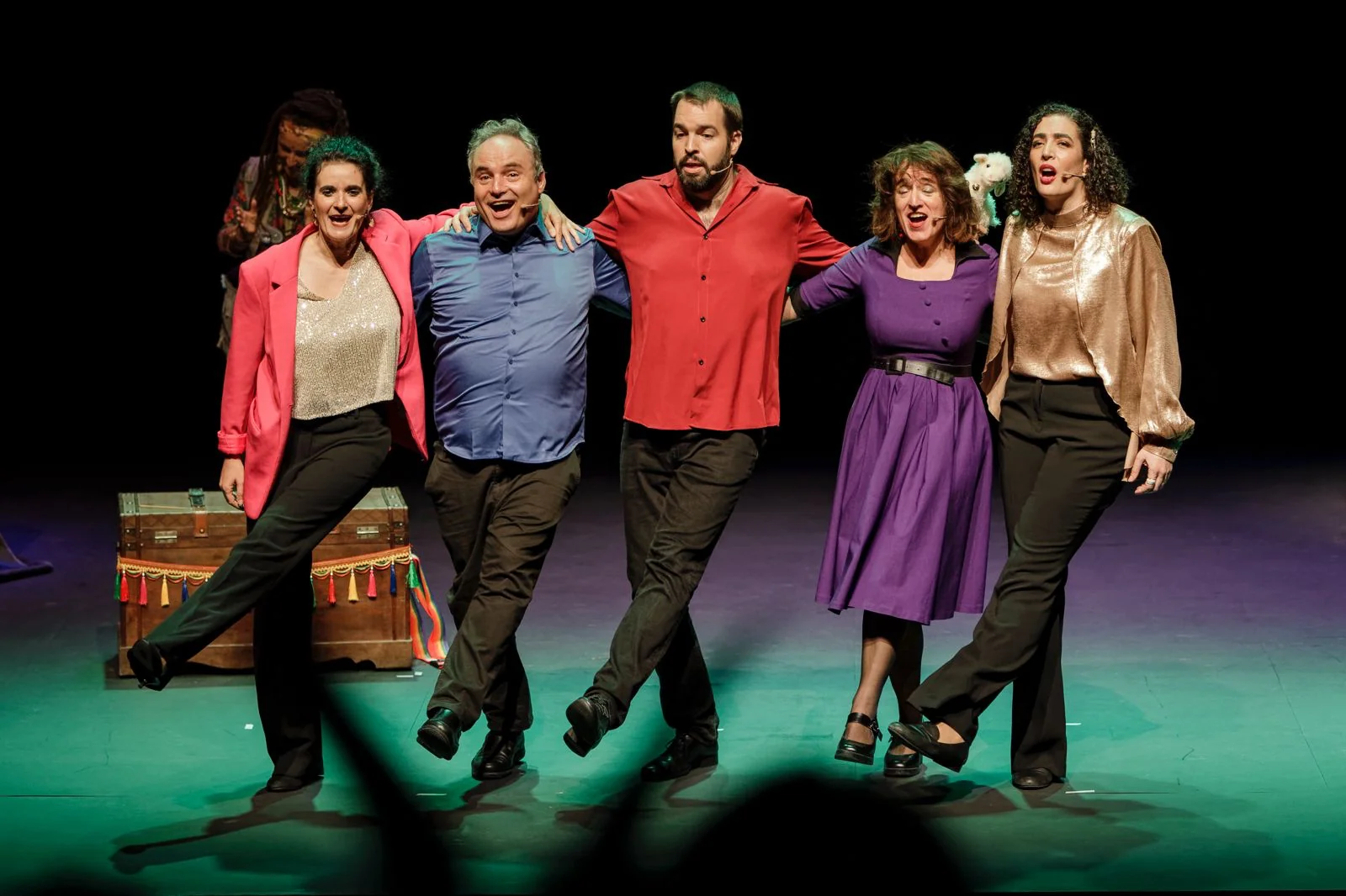 El elenco de Kala, la gurú del pop, baila unido sobre el escenario